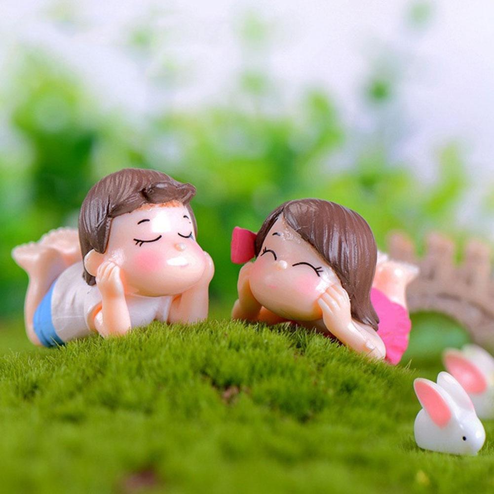 2Pcs Cute Lovers Boy Girl Lying on Front Miniature